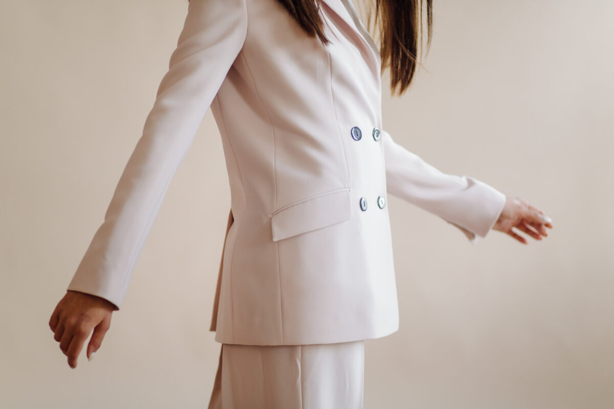 ¿Por qué un blazer proyecta autoridad? Claves desde la psicología de la imagen - Por María Soto